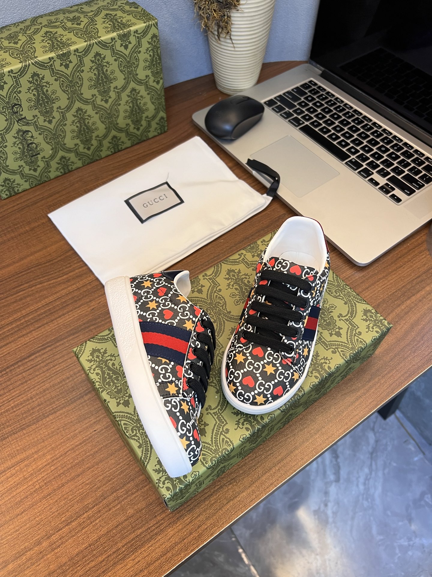 Children's shoes child